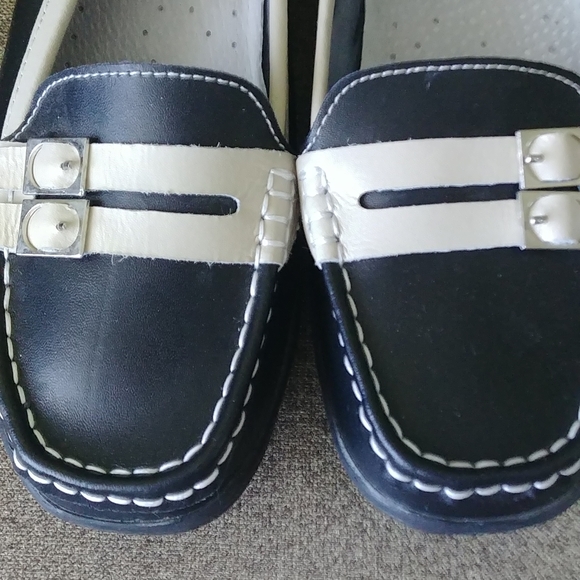 Moccasins, size 8, black and cream color in great conditions - Picture 2 of 12